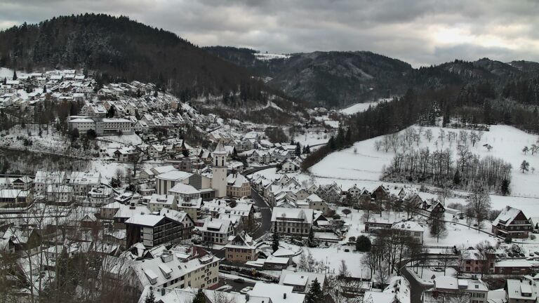 Dieses Bild zeigt eine Webcam-Aufnahme von Ottenhöfen, aufgenommen am Sonntag, den 04.01.2026 um 15:20 Uhr