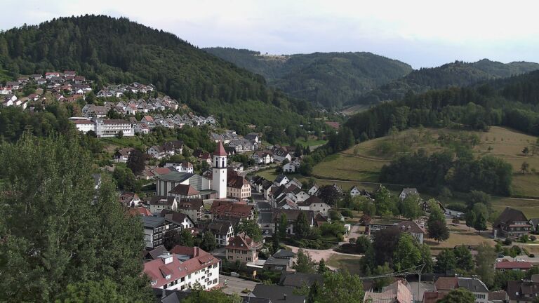 Dieses Bild zeigt eine Webcam-Aufnahme von Ottenhöfen, aufgenommen am Samstag, den 18.07.2026 um 17:10 Uhr