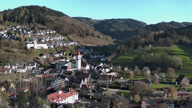 Dieses Bild zeigt eine Webcam-Aufnahme von Ottenhöfen, aufgenommen am Dienstag, den 07.04.2026 um 18:50 Uhr