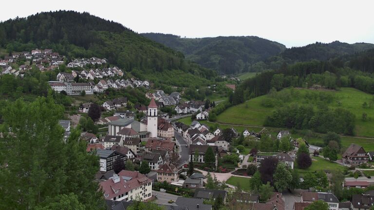 Dieses Bild zeigt eine Webcam-Aufnahme von Ottenhöfen, aufgenommen am Montag, den 04.05.2026 um 19:00 Uhr