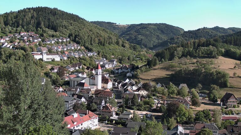 Dieses Bild zeigt eine Webcam-Aufnahme von Ottenhöfen, aufgenommen am Donnerstag, den 13.08.2026 um 18:10 Uhr