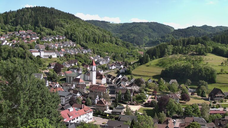 Dieses Bild zeigt eine Webcam-Aufnahme von Ottenhöfen, aufgenommen am Samstag, den 23.05.2026 um 17:00 Uhr