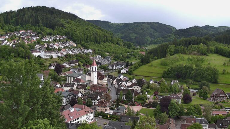 Dieses Bild zeigt eine Webcam-Aufnahme von Ottenhöfen, aufgenommen am Freitag, den 15.05.2026 um 17:40 Uhr