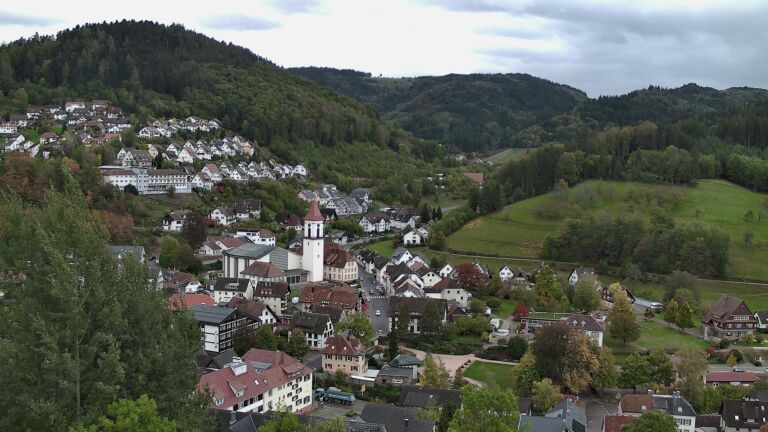 Dieses Bild zeigt eine Webcam-Aufnahme von Ottenhöfen, aufgenommen am Freitag, den 23.10.2026 um 13:10 Uhr
