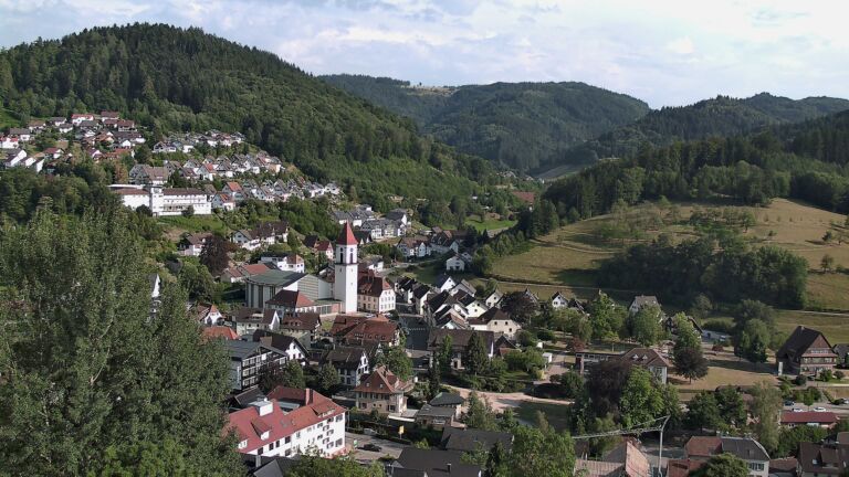 Dieses Bild zeigt eine Webcam-Aufnahme von Ottenhöfen, aufgenommen am Samstag, den 18.07.2026 um 18:30 Uhr