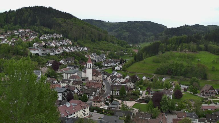 Dieses Bild zeigt eine Webcam-Aufnahme von Ottenhöfen, aufgenommen am Dienstag, den 28.04.2026 um 19:00 Uhr