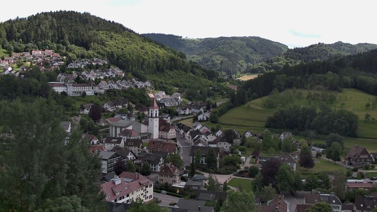 Dieses Bild zeigt eine Webcam-Aufnahme von Ottenhöfen, aufgenommen am Montag, den 01.06.2026 um 15:30 Uhr
