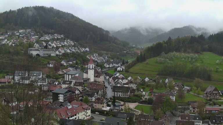 Dieses Bild zeigt eine Webcam-Aufnahme von Ottenhöfen, aufgenommen am Sonntag, den 12.04.2026 um 18:00 Uhr