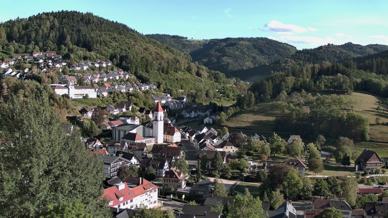 Dieses Bild zeigt eine Webcam-Aufnahme von Ottenhöfen, aufgenommen am Samstag, den 05.09.2026 um 18:10 Uhr