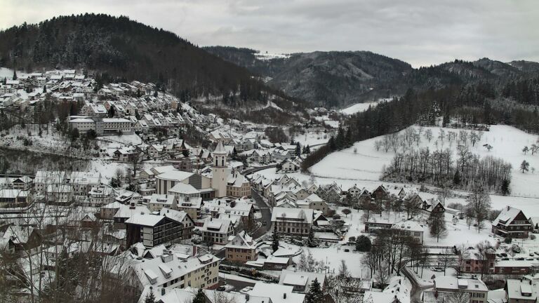 Dieses Bild zeigt eine Webcam-Aufnahme von Ottenhöfen, aufgenommen am Sonntag, den 04.01.2026 um 09:30 Uhr