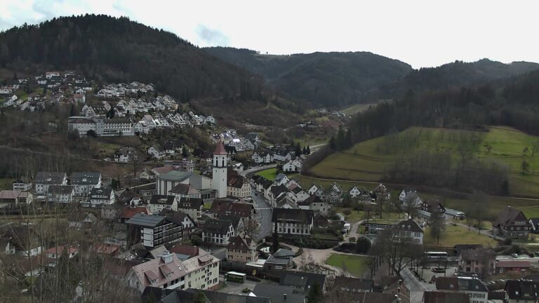 Dieses Bild zeigt eine Webcam-Aufnahme von Ottenhöfen, aufgenommen am Freitag, den 13.02.2026 um 13:30 Uhr