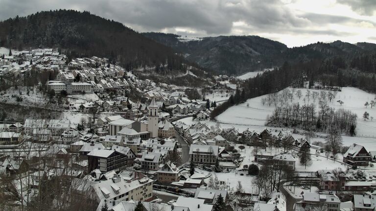 Dieses Bild zeigt eine Webcam-Aufnahme von Ottenhöfen, aufgenommen am Sonntag, den 04.01.2026 um 13:40 Uhr