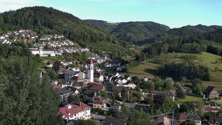 Dieses Bild zeigt eine Webcam-Aufnahme von Ottenhöfen, aufgenommen am Freitag, den 03.07.2026 um 19:20 Uhr