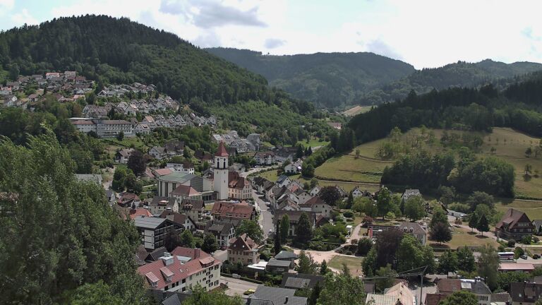 Dieses Bild zeigt eine Webcam-Aufnahme von Ottenhöfen, aufgenommen am Sonntag, den 19.07.2026 um 14:00 Uhr