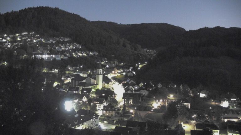 Dieses Bild zeigt eine Webcam-Aufnahme von Ottenhöfen, aufgenommen am Montag, den 12.10.2026 um 19:30 Uhr