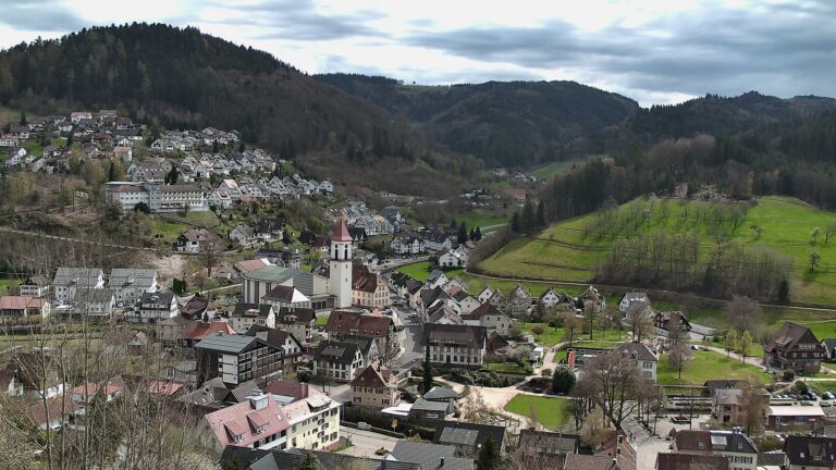 Dieses Bild zeigt eine Webcam-Aufnahme von Ottenhöfen, aufgenommen am Sonntag, den 05.04.2026 um 14:30 Uhr