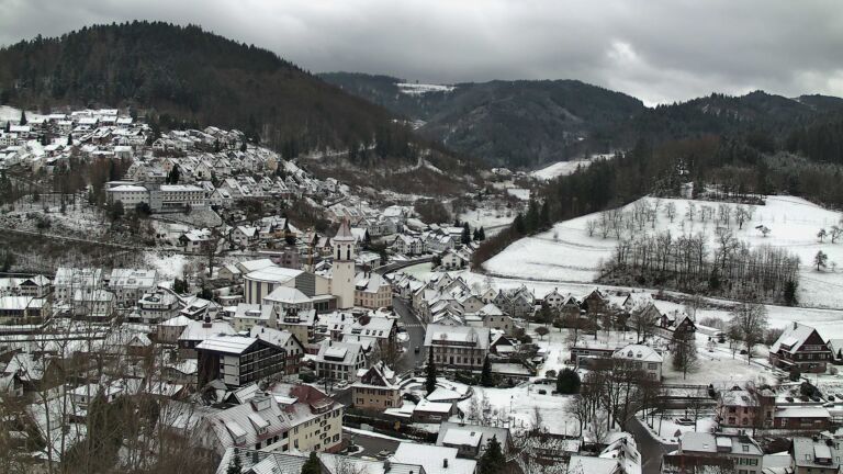 Dieses Bild zeigt eine Webcam-Aufnahme von Ottenhöfen, aufgenommen am Freitag, den 02.01.2026 um 12:30 Uhr