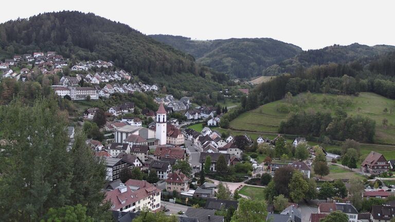 Dieses Bild zeigt eine Webcam-Aufnahme von Ottenhöfen, aufgenommen am Freitag, den 18.09.2026 um 08:00 Uhr