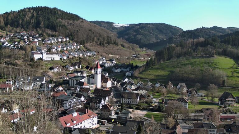 Dieses Bild zeigt eine Webcam-Aufnahme von Ottenhöfen, aufgenommen am Donnerstag, den 02.04.2026 um 18:00 Uhr