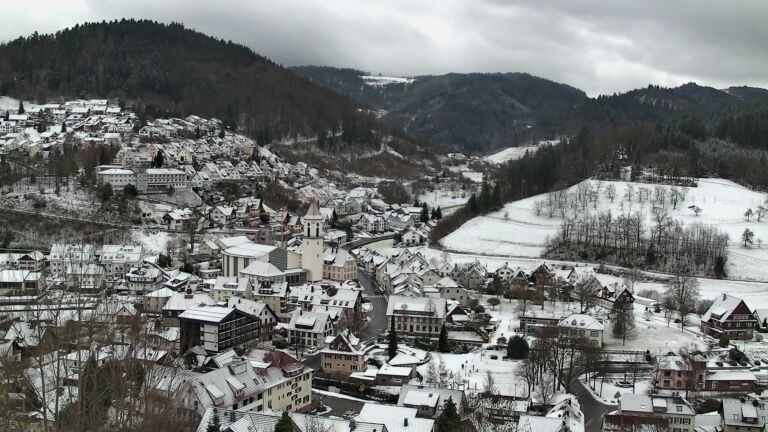 Dieses Bild zeigt eine Webcam-Aufnahme von Ottenhöfen, aufgenommen am Freitag, den 02.01.2026 um 12:10 Uhr