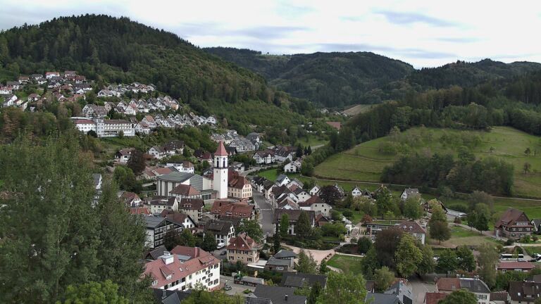 Dieses Bild zeigt eine Webcam-Aufnahme von Ottenhöfen, aufgenommen am Freitag, den 18.09.2026 um 17:30 Uhr