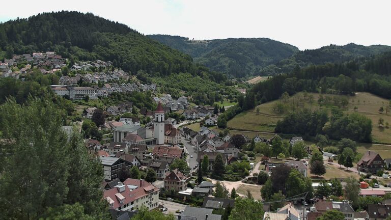Dieses Bild zeigt eine Webcam-Aufnahme von Ottenhöfen, aufgenommen am Samstag, den 25.07.2026 um 13:30 Uhr