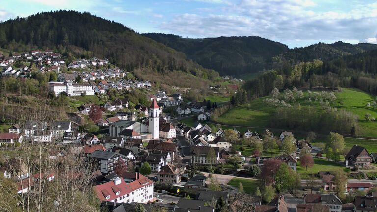 Dieses Bild zeigt eine Webcam-Aufnahme von Ottenhöfen, aufgenommen am Donnerstag, den 16.04.2026 um 18:30 Uhr