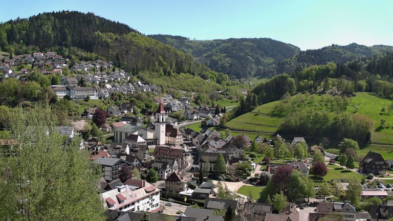 Dieses Bild zeigt eine Webcam-Aufnahme von Ottenhöfen, aufgenommen am Samstag, den 25.04.2026 um 15:10 Uhr