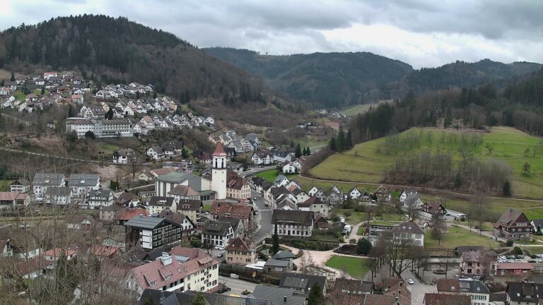 Dieses Bild zeigt eine Webcam-Aufnahme von Ottenhöfen, aufgenommen am Samstag, den 28.02.2026 um 13:30 Uhr