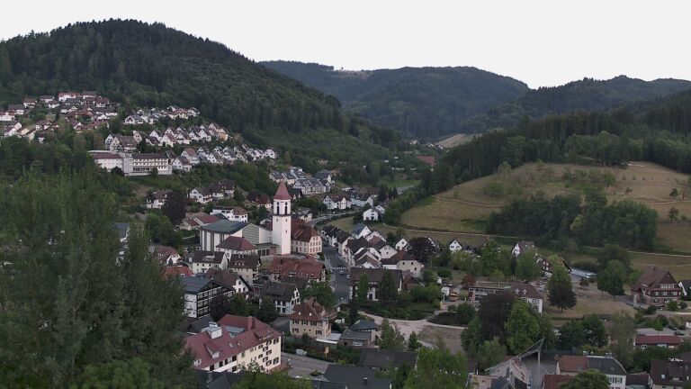 Dieses Bild zeigt eine Webcam-Aufnahme von Ottenhöfen, aufgenommen am Freitag, den 31.07.2026 um 19:10 Uhr