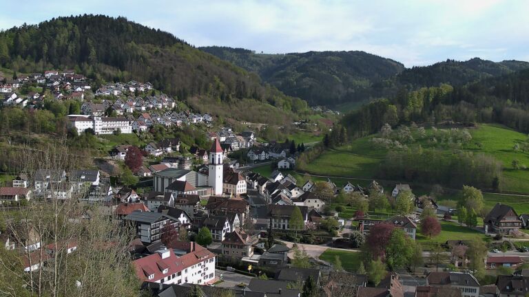 Dieses Bild zeigt eine Webcam-Aufnahme von Ottenhöfen, aufgenommen am Samstag, den 18.04.2026 um 18:10 Uhr