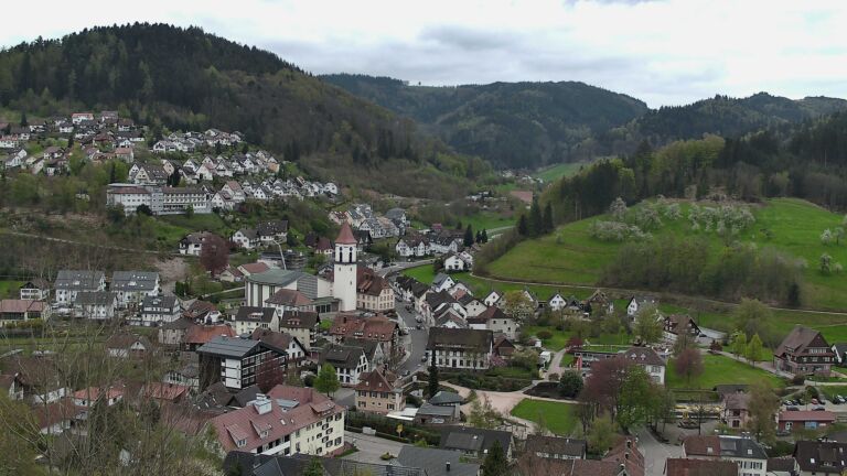 Dieses Bild zeigt eine Webcam-Aufnahme von Ottenhöfen, aufgenommen am Mittwoch, den 15.04.2026 um 14:00 Uhr