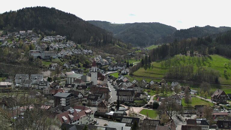 Dieses Bild zeigt eine Webcam-Aufnahme von Ottenhöfen, aufgenommen am Montag, den 06.04.2026 um 13:00 Uhr