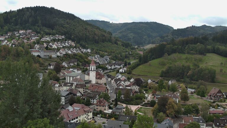 Dieses Bild zeigt eine Webcam-Aufnahme von Ottenhöfen, aufgenommen am Donnerstag, den 01.10.2026 um 13:20 Uhr