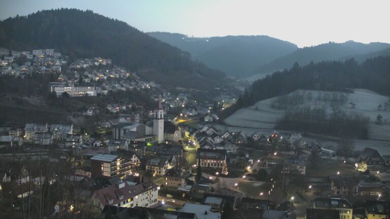 Dieses Bild zeigt eine Webcam-Aufnahme von Ottenhöfen, aufgenommen am Samstag, den 27.12.2025 um 17:10 Uhr