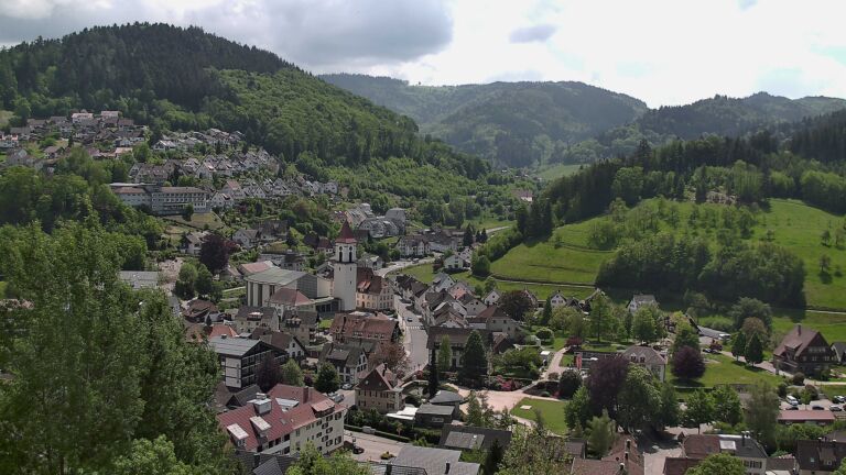 Dieses Bild zeigt eine Webcam-Aufnahme von Ottenhöfen, aufgenommen am Freitag, den 08.05.2026 um 13:20 Uhr