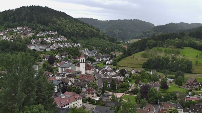 Dieses Bild zeigt eine Webcam-Aufnahme von Ottenhöfen, aufgenommen am Dienstag, den 16.06.2026 um 13:00 Uhr