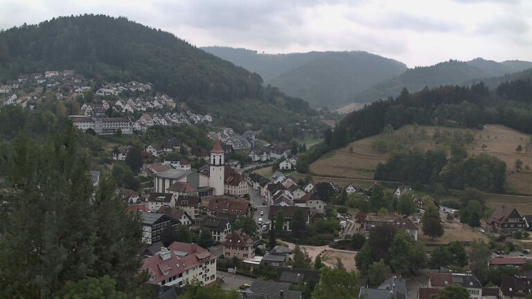 Dieses Bild zeigt eine Webcam-Aufnahme von Ottenhöfen, aufgenommen am Montag, den 17.08.2026 um 13:00 Uhr
