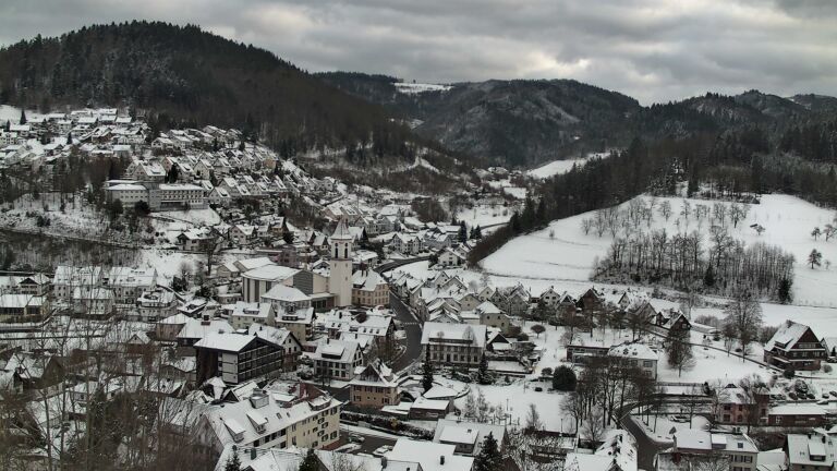 Dieses Bild zeigt eine Webcam-Aufnahme von Ottenhöfen, aufgenommen am Sonntag, den 04.01.2026 um 15:10 Uhr