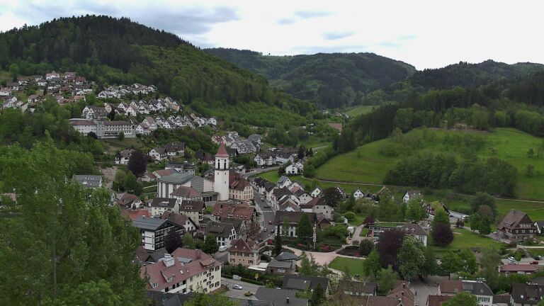 Dieses Bild zeigt eine Webcam-Aufnahme von Ottenhöfen, aufgenommen am Sonntag, den 03.05.2026 um 17:10 Uhr