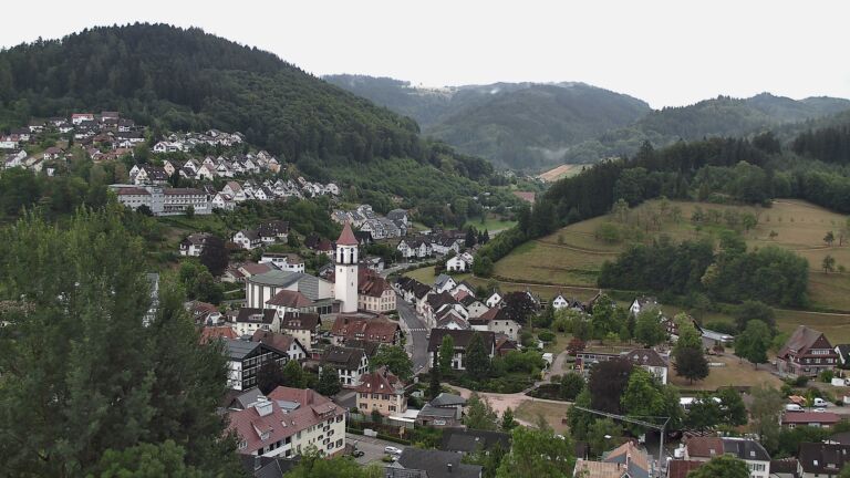 Dieses Bild zeigt eine Webcam-Aufnahme von Ottenhöfen, aufgenommen am Montag, den 27.07.2026 um 08:10 Uhr