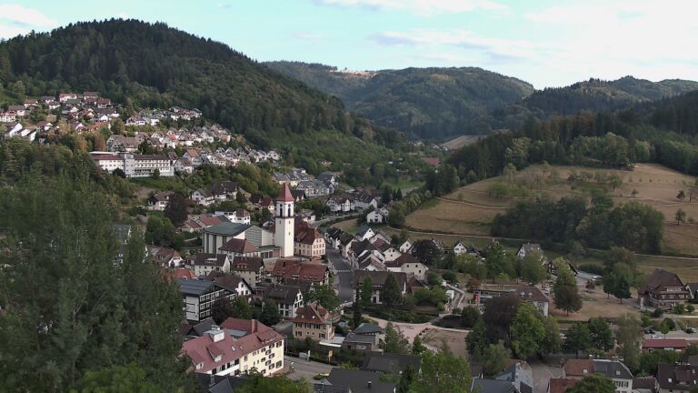 Dieses Bild zeigt eine Webcam-Aufnahme von Ottenhöfen, aufgenommen am Montag, den 17.08.2026 um 18:50 Uhr