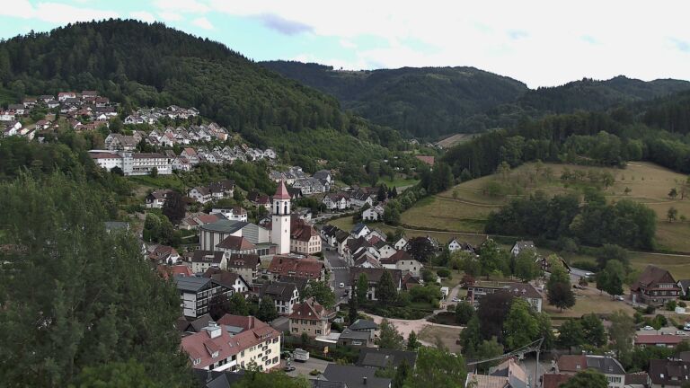 Dieses Bild zeigt eine Webcam-Aufnahme von Ottenhöfen, aufgenommen am Montag, den 27.07.2026 um 17:30 Uhr