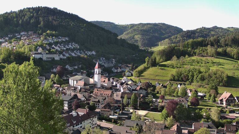 Dieses Bild zeigt eine Webcam-Aufnahme von Ottenhöfen, aufgenommen am Freitag, den 01.05.2026 um 08:30 Uhr