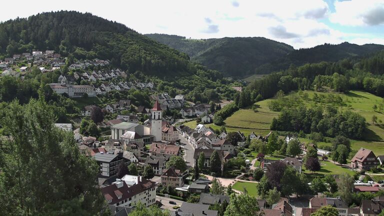 Dieses Bild zeigt eine Webcam-Aufnahme von Ottenhöfen, aufgenommen am Sonntag, den 07.06.2026 um 10:30 Uhr