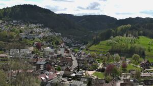 Dieses Bild zeigt eine Webcam-Aufnahme von Ottenhöfen, aufgenommen am Freitag, den 17.04.2026 um 13:30 Uhr