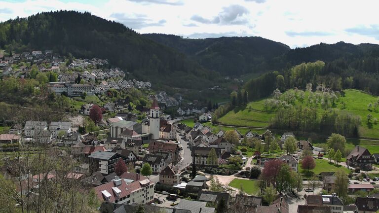 Dieses Bild zeigt eine Webcam-Aufnahme von Ottenhöfen, aufgenommen am Freitag, den 17.04.2026 um 13:30 Uhr