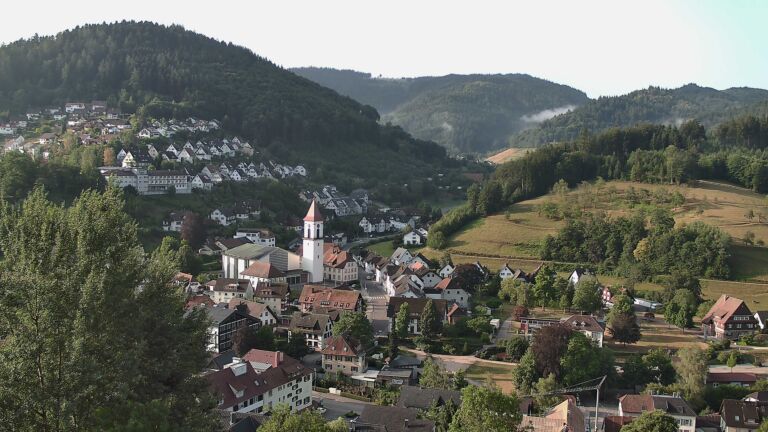 Dieses Bild zeigt eine Webcam-Aufnahme von Ottenhöfen, aufgenommen am Samstag, den 18.07.2026 um 07:50 Uhr