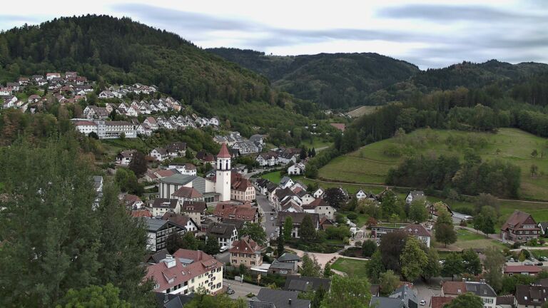 Dieses Bild zeigt eine Webcam-Aufnahme von Ottenhöfen, aufgenommen am Freitag, den 18.09.2026 um 16:50 Uhr