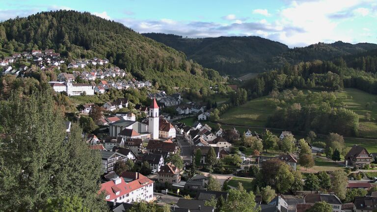 Dieses Bild zeigt eine Webcam-Aufnahme von Ottenhöfen, aufgenommen am Freitag, den 18.09.2026 um 18:10 Uhr